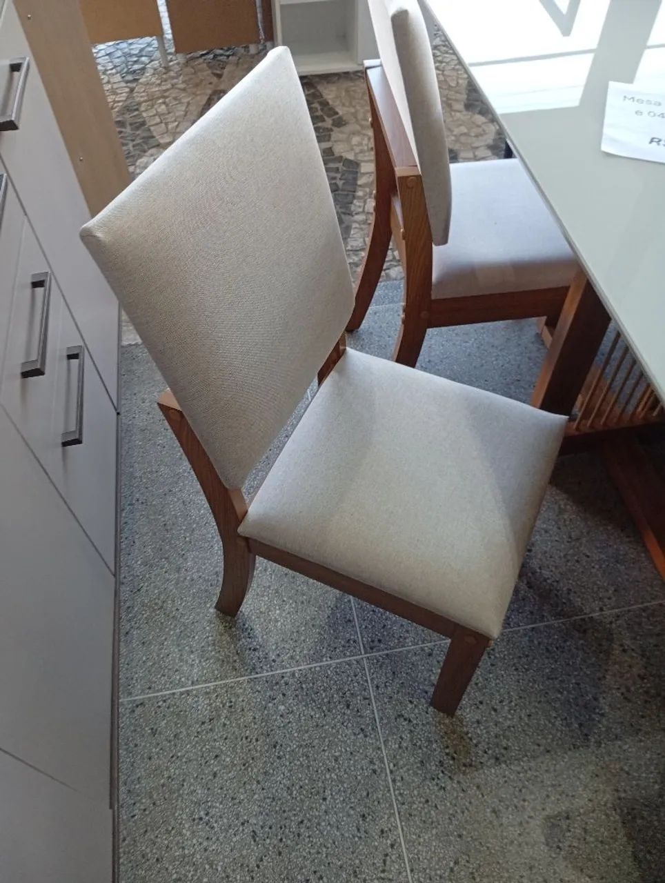 Mesa Natali com Vidro e 4 cadeiras estofadas em Linho - Foto 2
