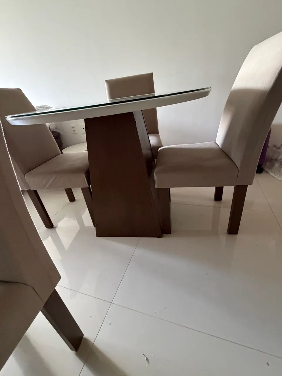 Mesa Redonda de Jantar com tampo de vidro e 4 cadeiras  - Foto 4