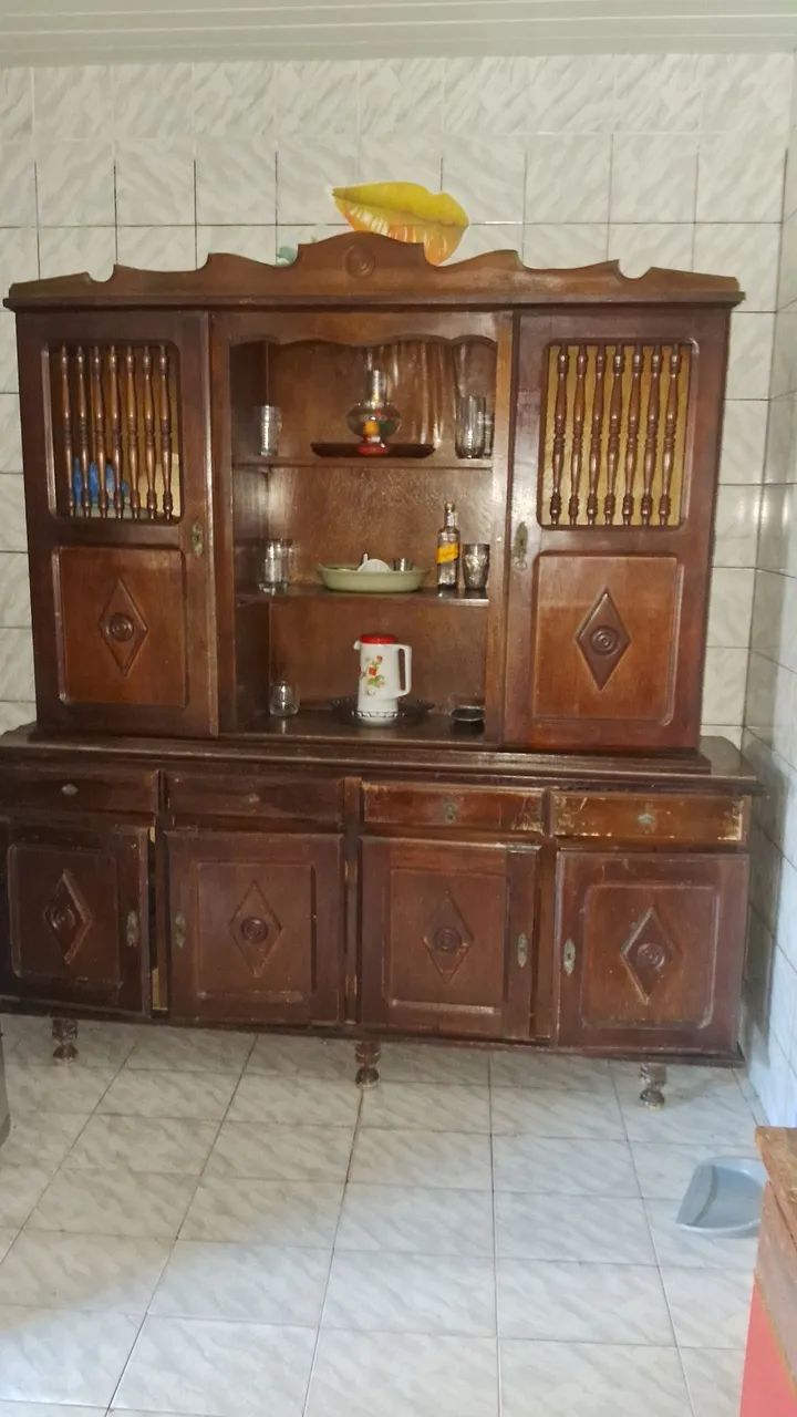 Vende-se armário colonial de madeira