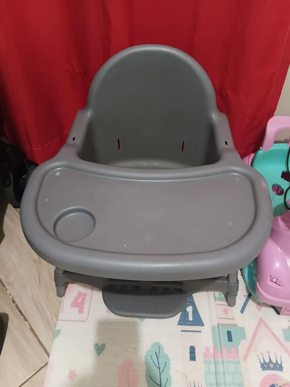 Cadeirinha infantil , com cinto segurança e pés pra alevar 