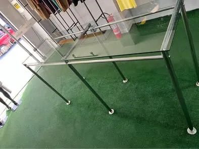 Mesa expositora para loja ou escritório em vidro temperado e inox  - Foto 3