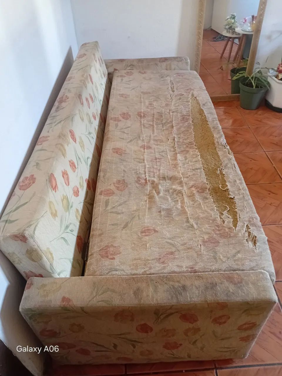 Sofá cama estilo casal precisa só reformar o tecido  - Foto 4