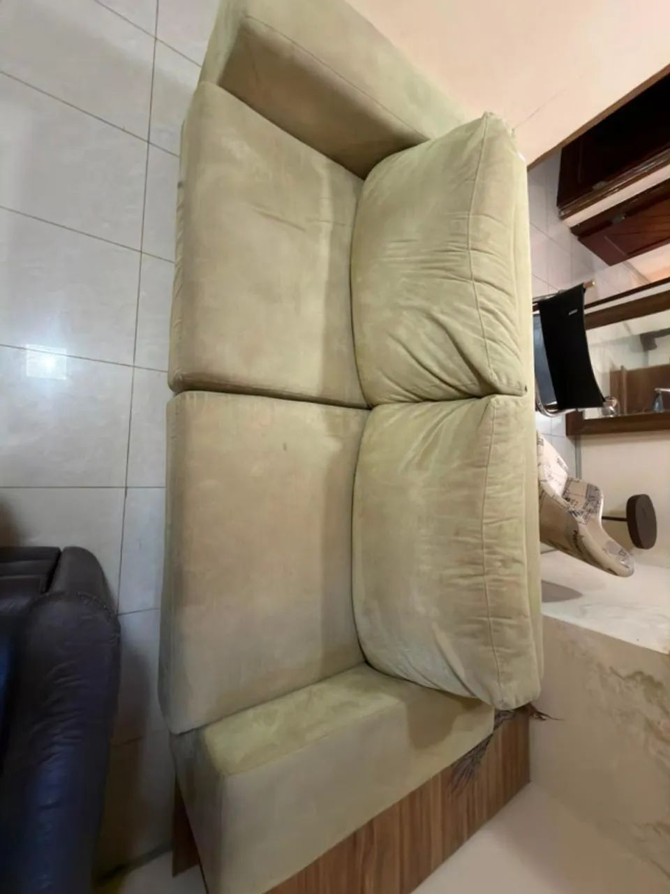 Sofá Amplo 3 Lugares em Suede / Veludo - Super Confortável - Foto 3