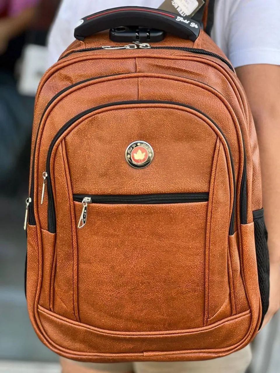 Mochila reforçada de material sintético com cabo USB 