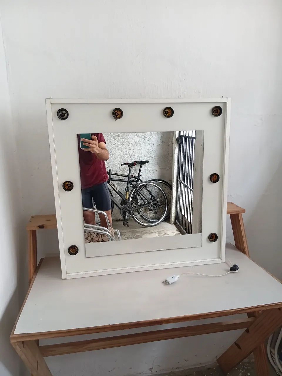 Espelho com moldura e lâmpadas em perfeito estado  - Foto 4