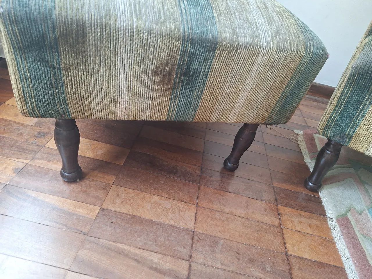 Vendo Conj. Poltronas Veludo (retrô) - Foto 3