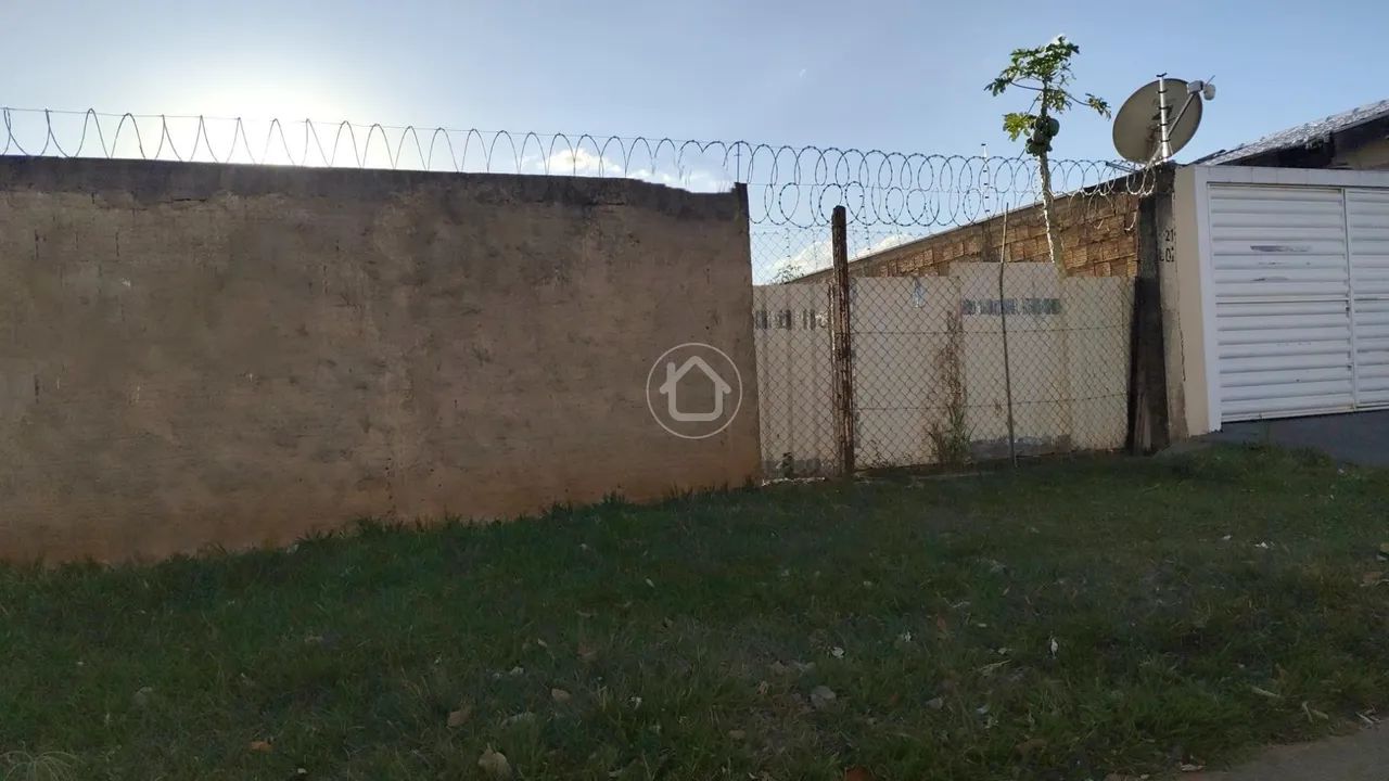 TERRENO PLANO PRONTO PARA COSTRUIR