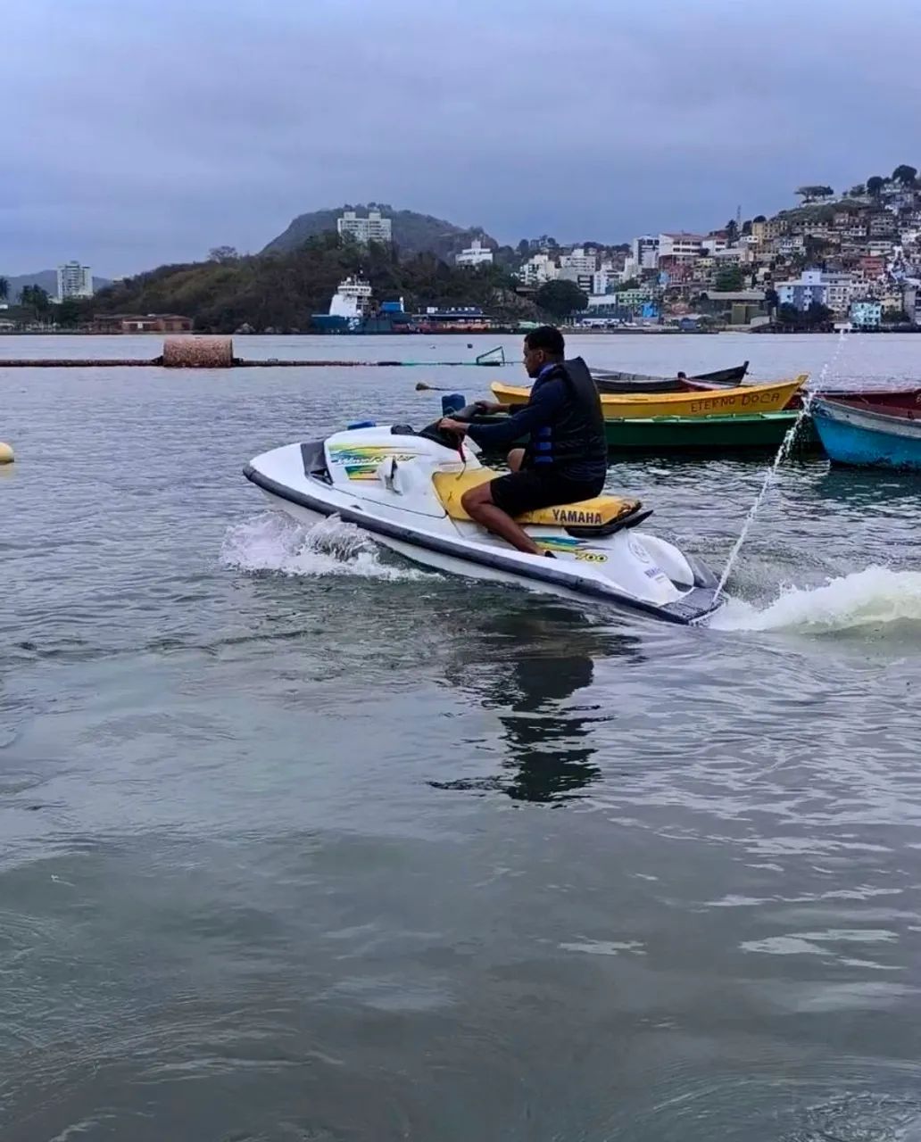 Jet ski Yamaha funcionando 