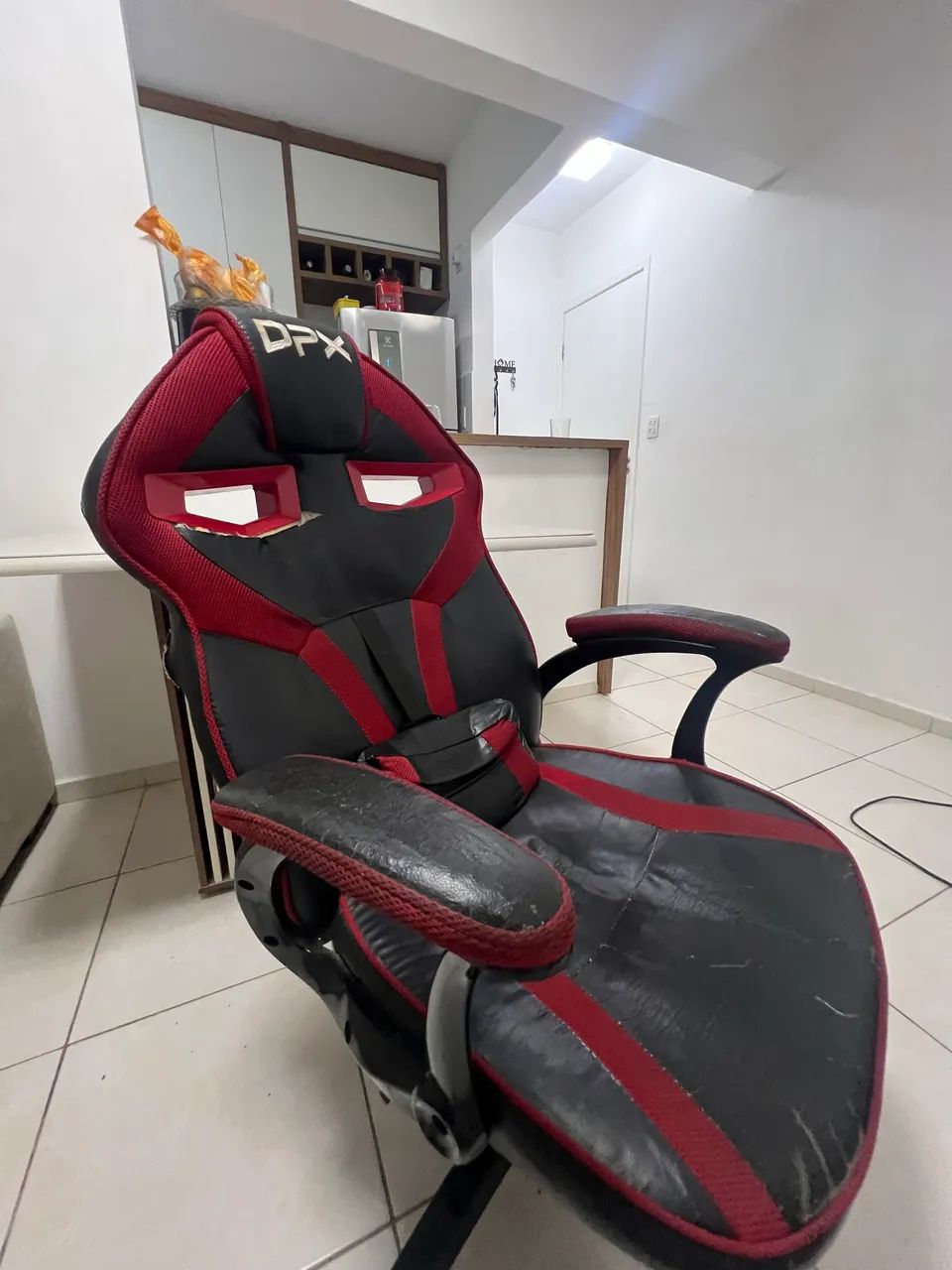 Cadeira gamer DPX - preta e vermelha  - Foto 2