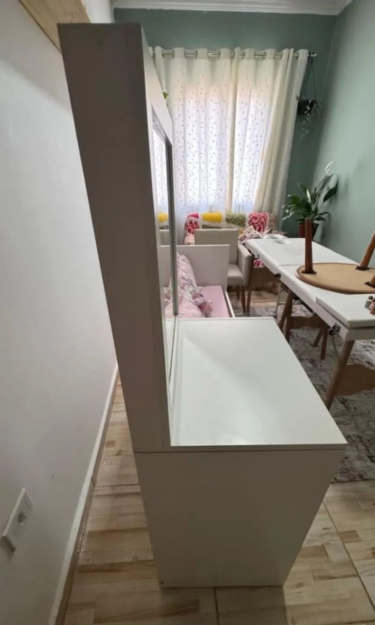 Vendo conjunto infantil de penteadeira,banco acoplado e banqueta de madeira  - Foto 2