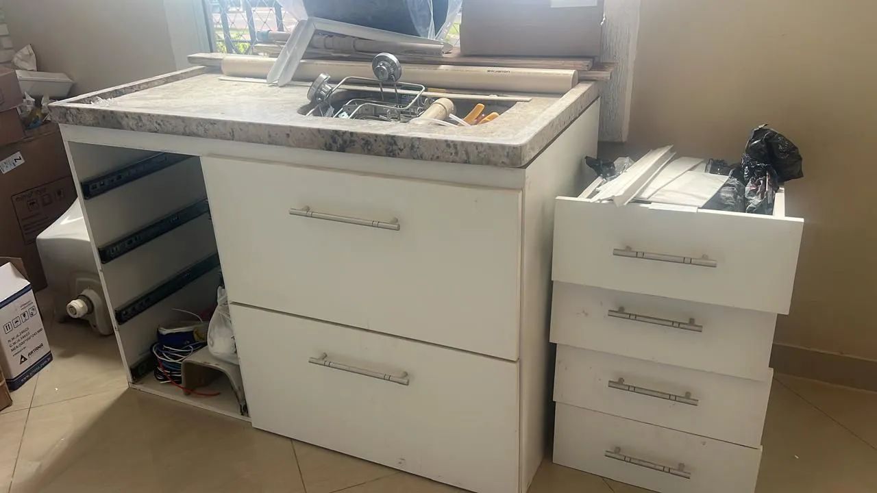 Pia de granito...acompanha balcao super conservado.