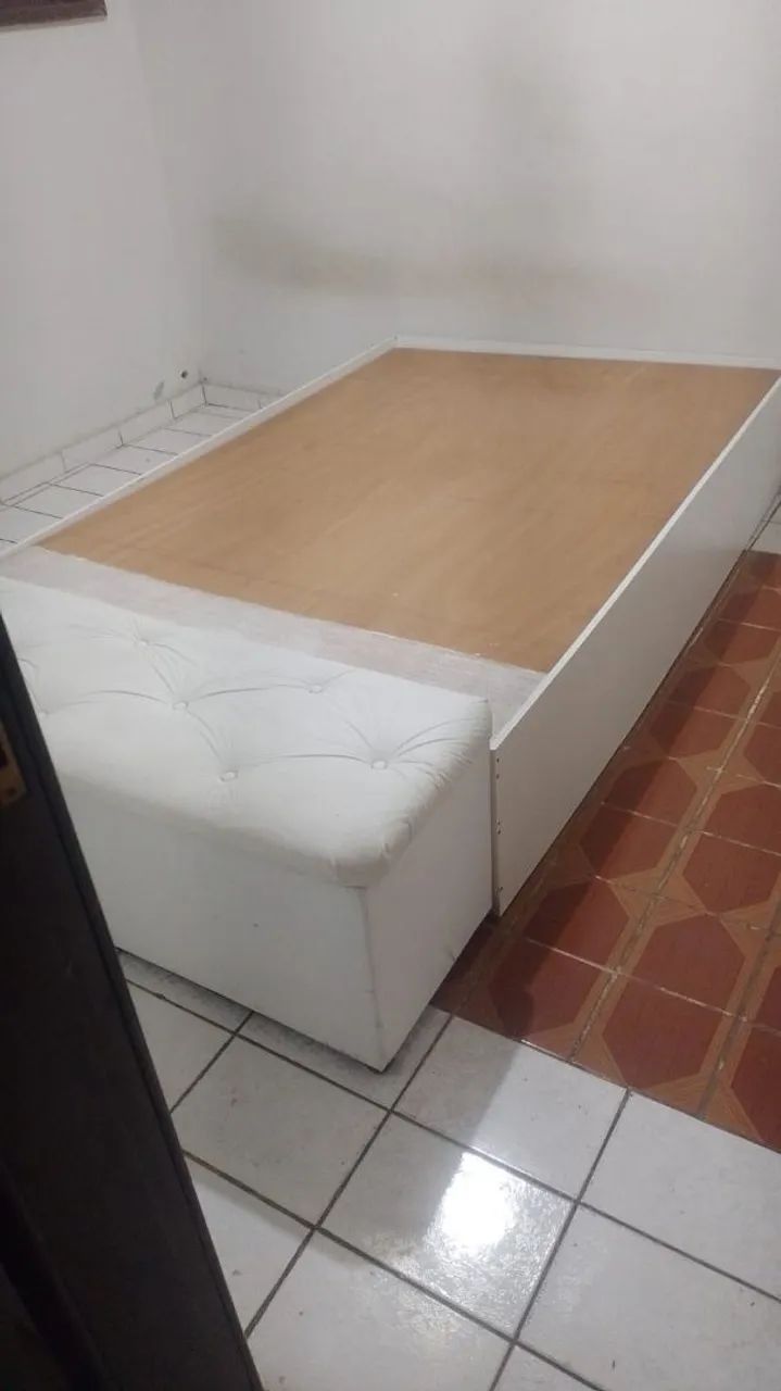 Vendo cama king com baú, praticamente nova. Tel * 