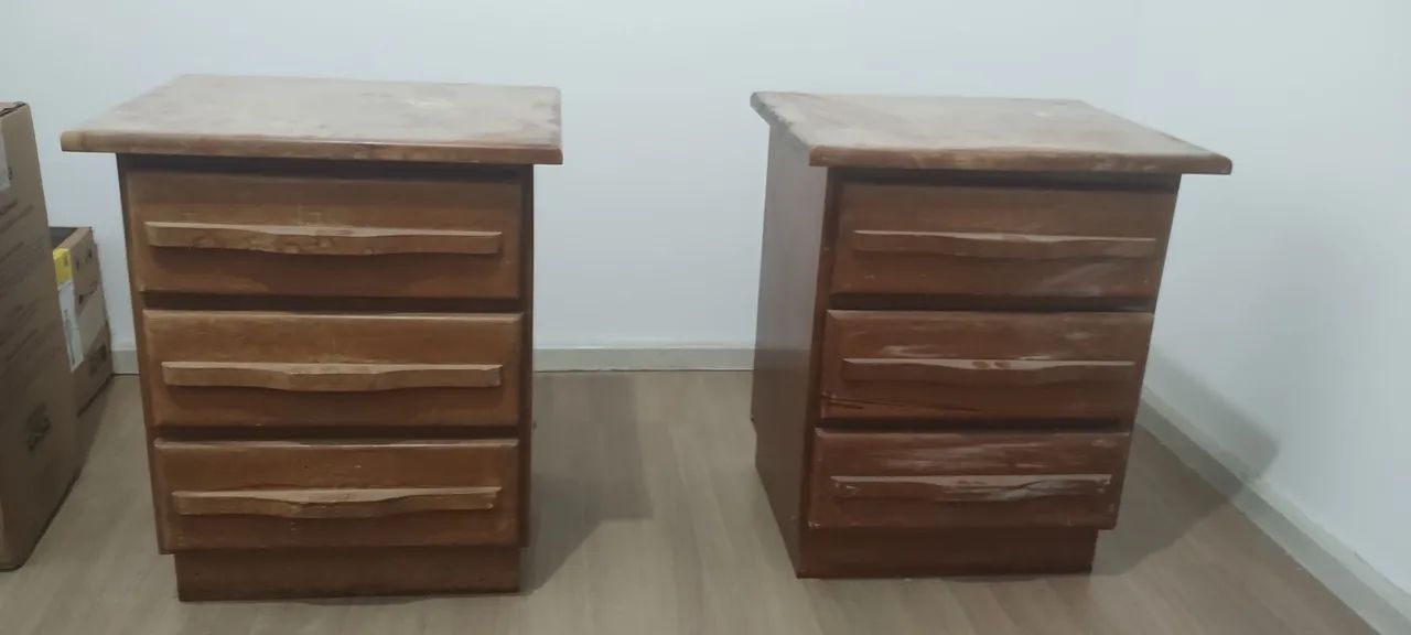 Conjunto de criados mudos de madeira maciça 