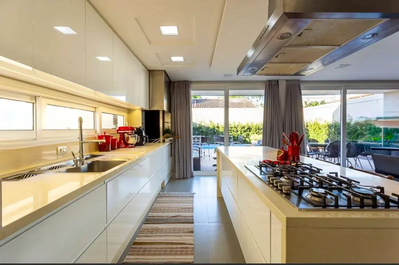 Residência de alto padrão mobiliada com piscina | Santa Mônica