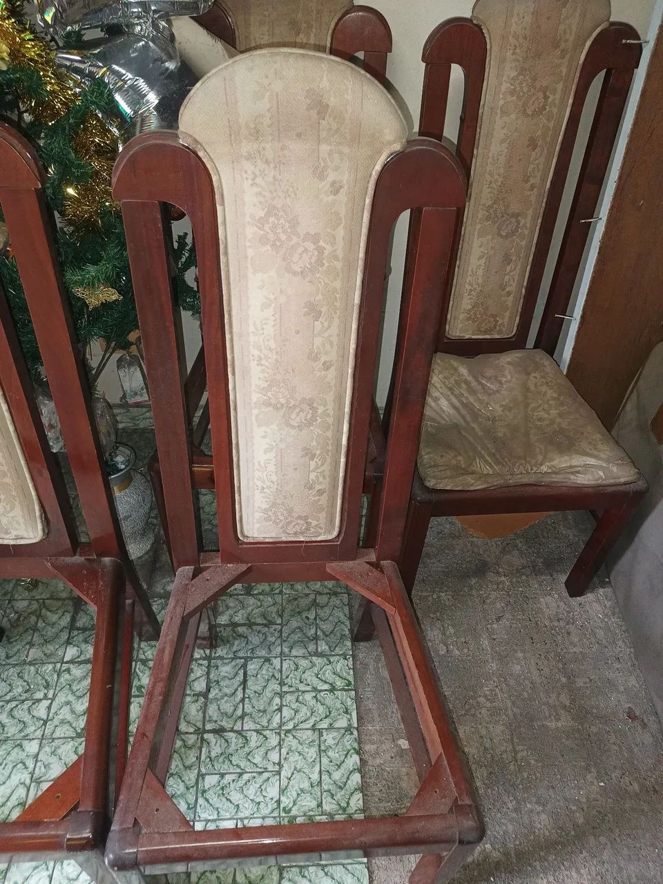 Vendo oito cadeiras lakiadas sem assento valor 500.00 - Foto 3