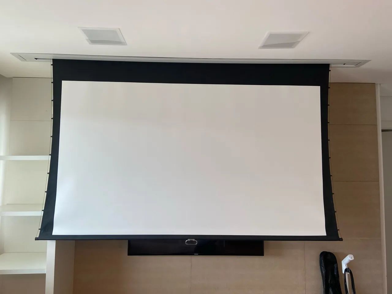 Tela de projeção embutida