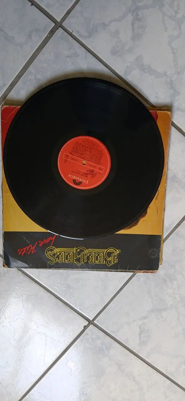 LP Bee Gees Love Hits disco de vinil - Foto 2