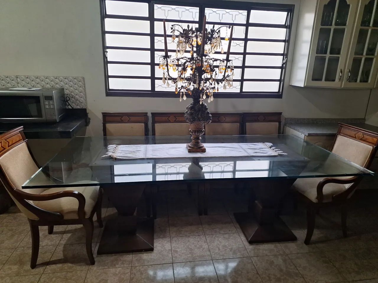 Mesa de vidro com 8 cadeiras + candelabro - Foto 3
