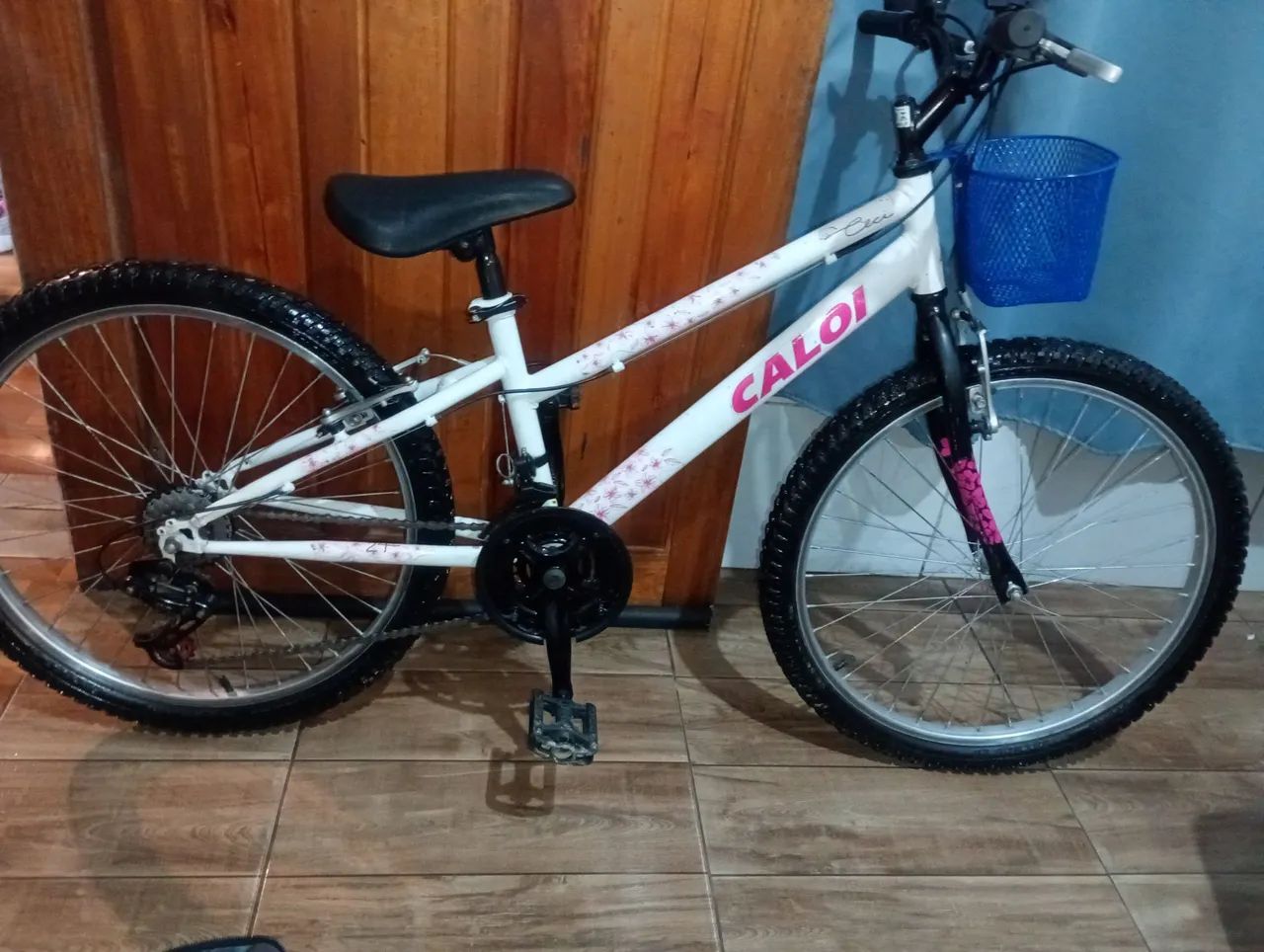 Bicicleta aro 24 seminova com cestinha  - Foto 3