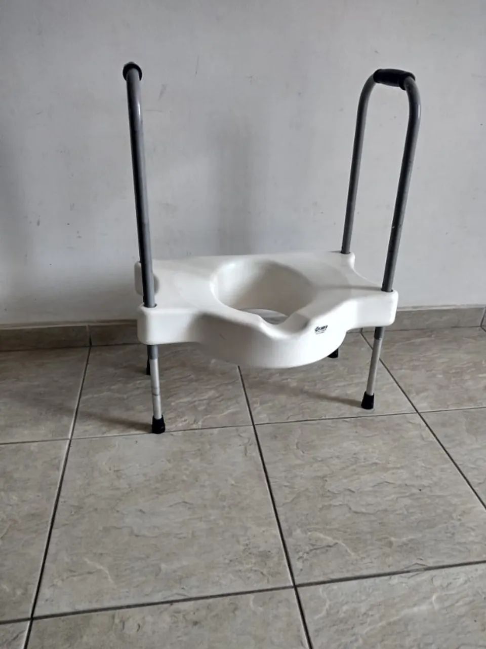 Assento Elevado Sanitário Com Barras Laterais Para Apoio  - Foto 2