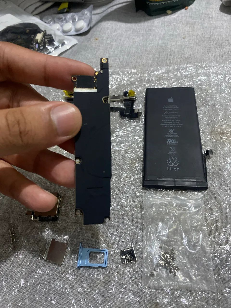 Placa do iPhone XR 128 giga com Face ID iCloud limpo e subindo no sinal de chip normal  - Foto 2