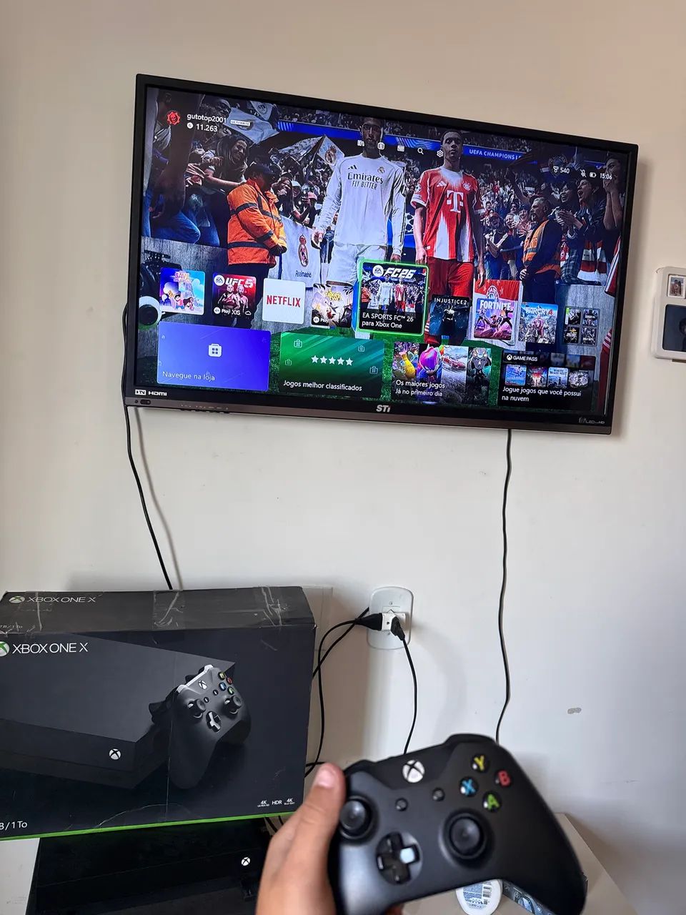 Vendo Xbox one X 1 TB, funcionando perfeitamente, 2 manetes  - Foto 4