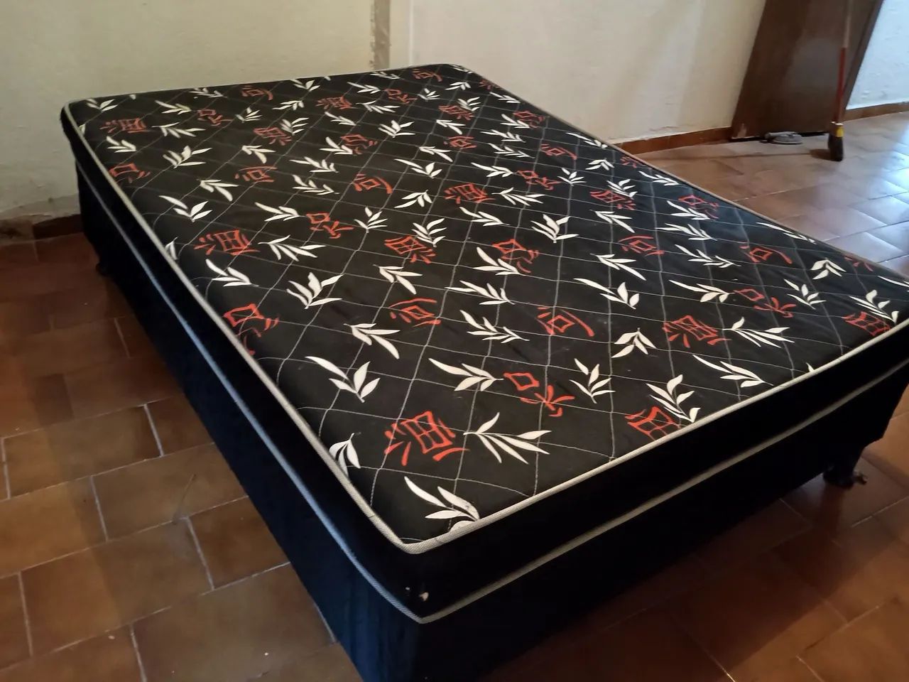 Cama casal box usada,serve também como base para colchão  - Foto 3