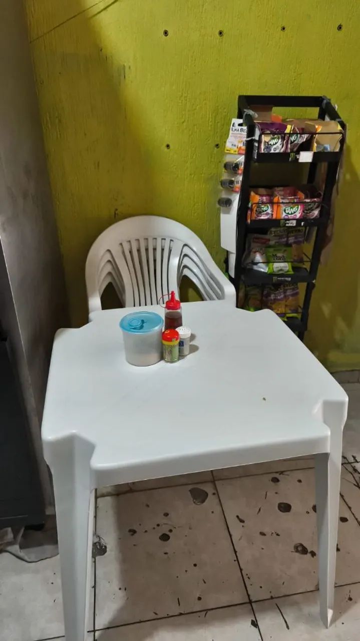 Mesa com 4 cadeiras 