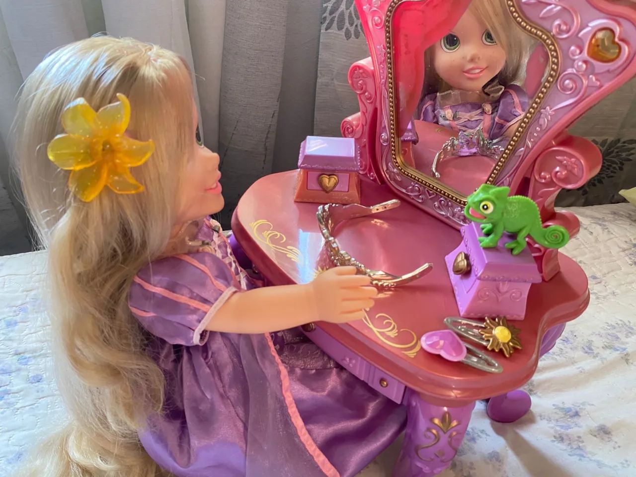 Boneca Rapunzel (Toddler Doll) (Radidade) com Penteadeira original usada - Foto 4