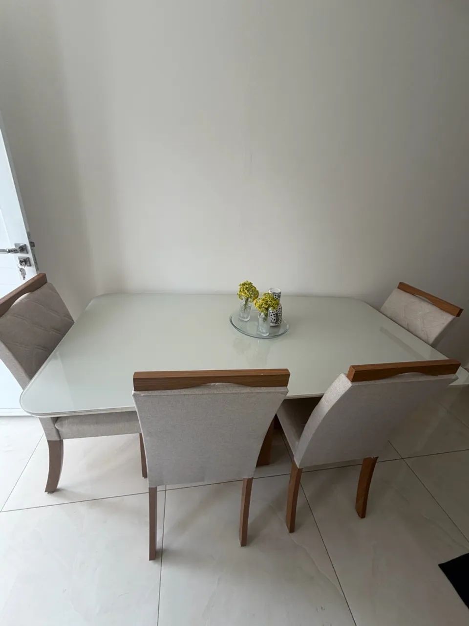 Mesa com seis cadeiras