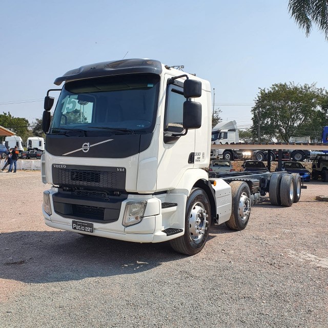 CAMINHÃO BITRUCK VOLVO VM330 8X2 NO CHASSIS 9 METROS 2015