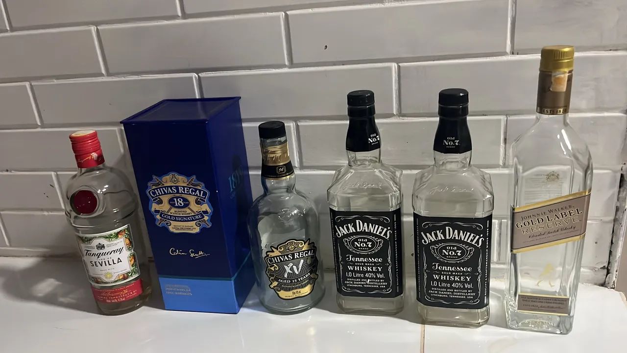 Lote de bebidas alcoólicas - decoração vintage