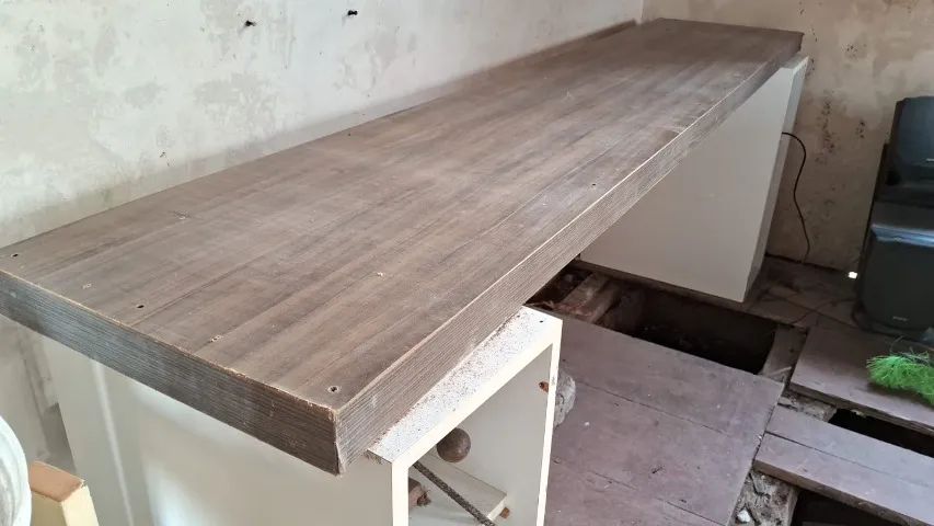 Tampo em mdf em excelente estado com nichos mdf branco para gabinete e estabilizador. - Foto 3