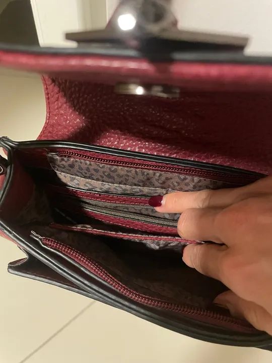 Duas bolsas em verniz da schutz e outra bolsa de outra marca, na cor vinho - Foto 2