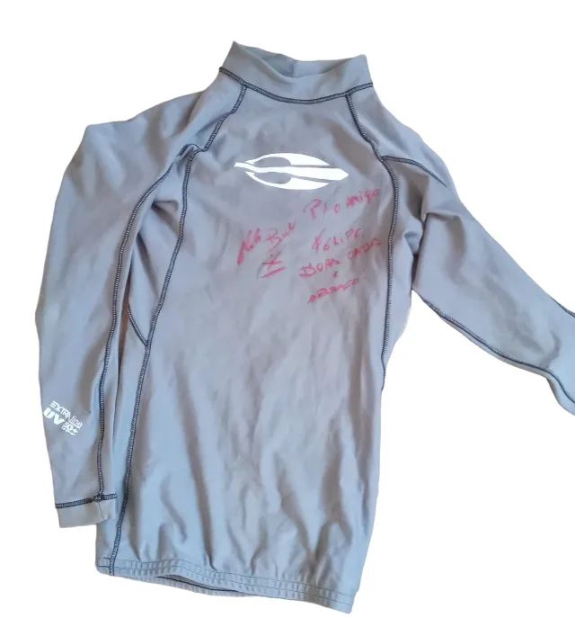 Camiseta Mormaii Lycra Little Emblem - Cinza - Autografada por Carlos Burle