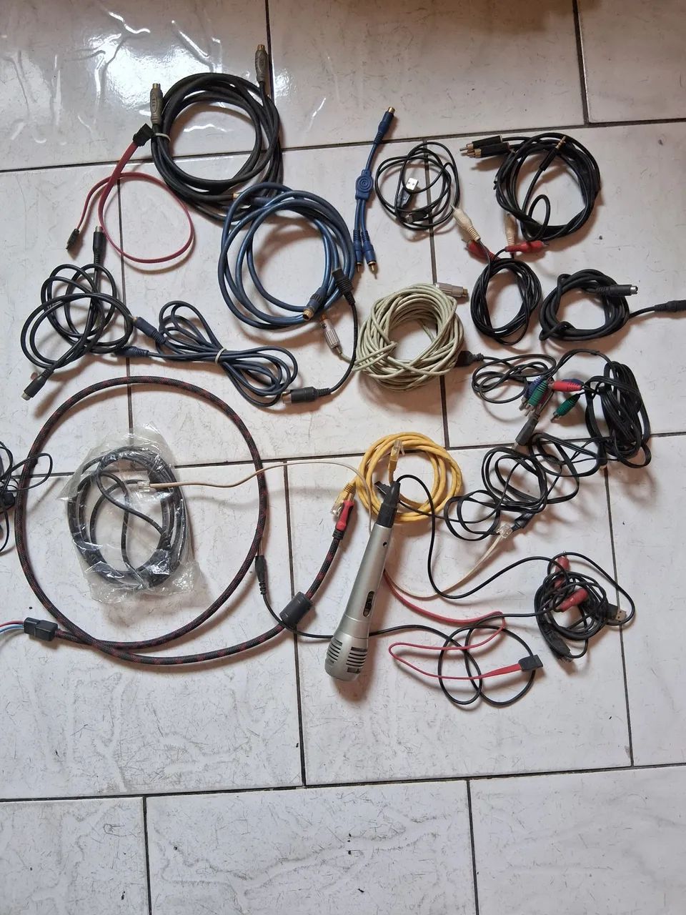 Cabos variados alguns novos e um microfone  - Foto 4