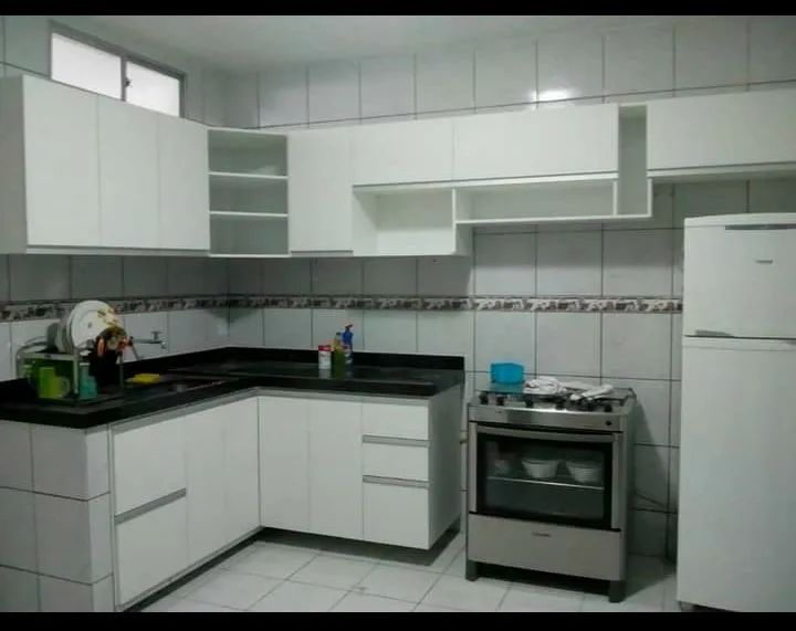 Armários de cozinha brancos novos