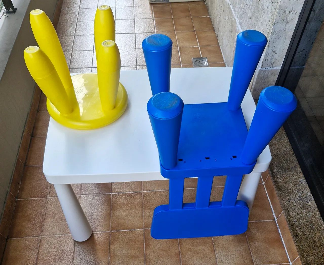 Mesa Infantil com 2 cadeiras e 2 bancos IKEA.64960477891073121