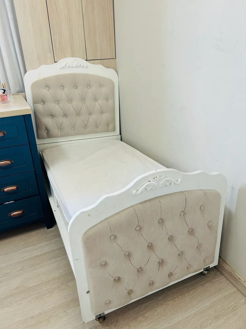 Cama Infantil Provençal com Capitonê Estofado + Rodízios