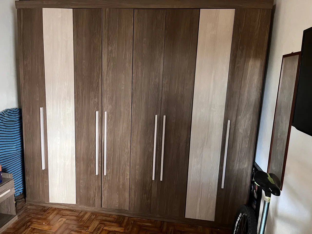 Guarda roupa 8 portas