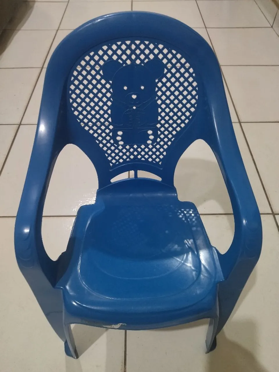 Cadeira Infantil de Plástico Azul com Detalhe de Ursinho