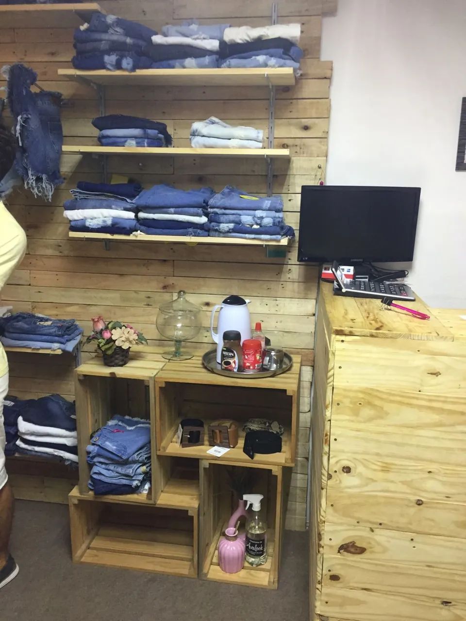 Loja de roupa completa de paletes  - Foto 2