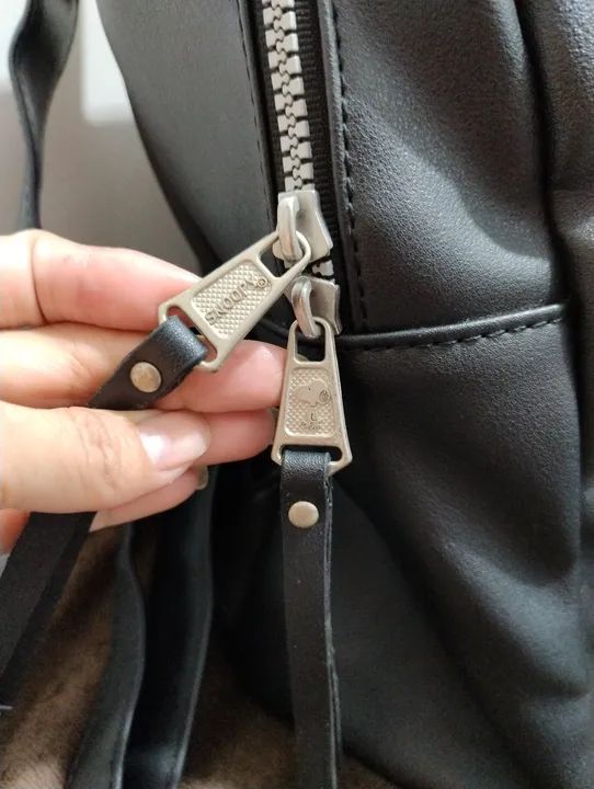 Mochila Snoopy Preta pouco usada - Foto 4