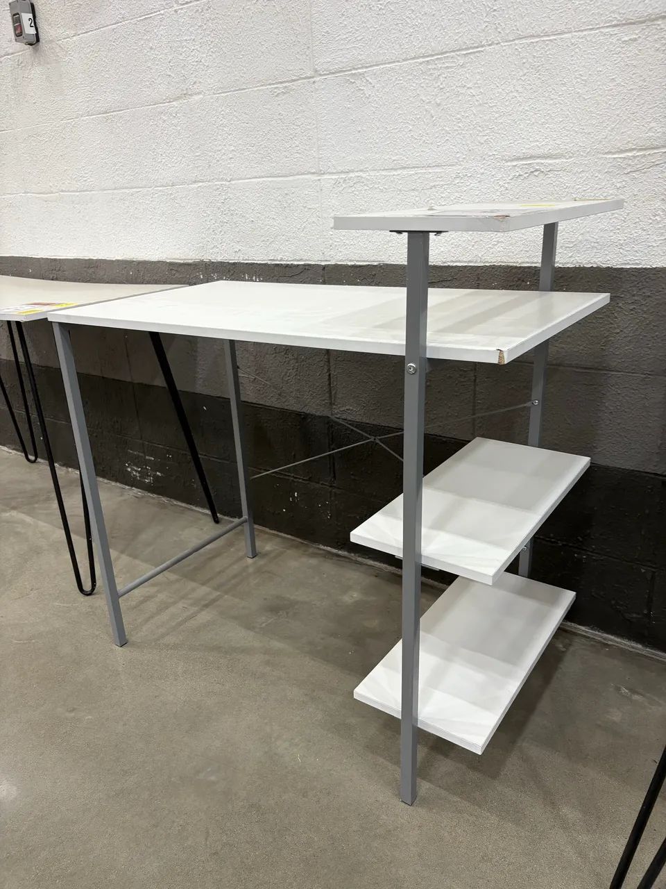 VENDO MESA PARA COMPUTADOR com PRATELEIRA 64993724671746122