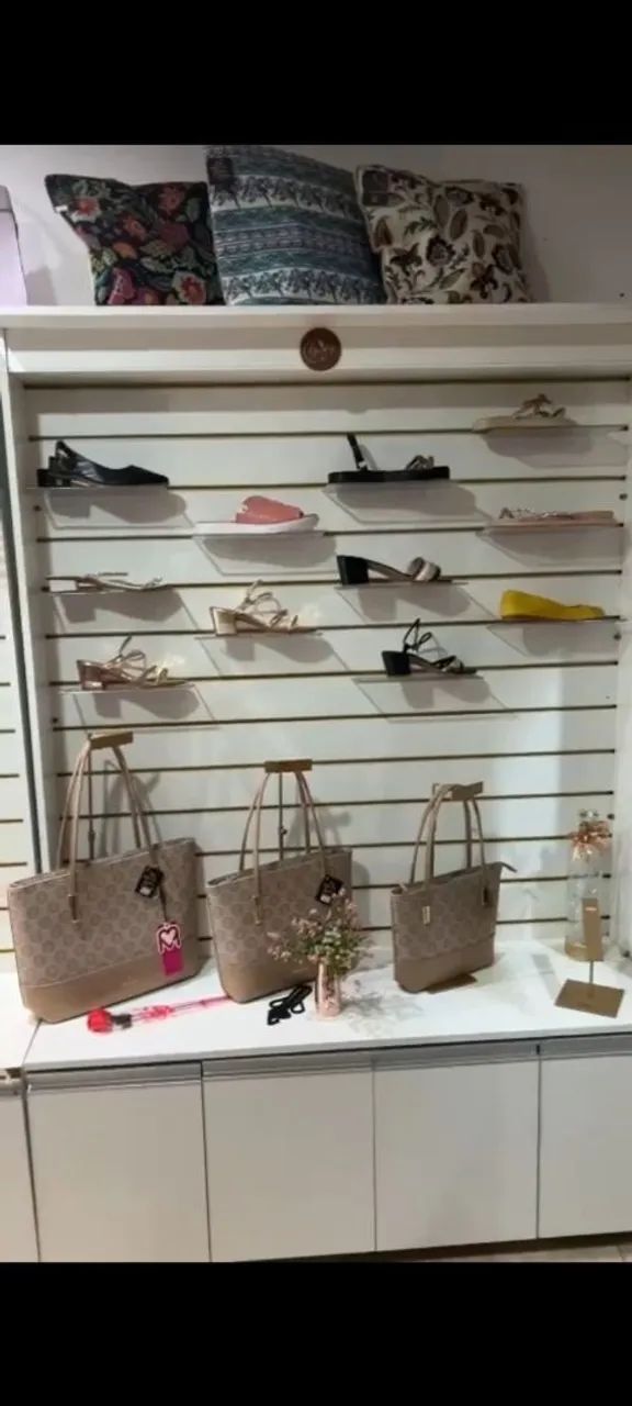 Expositor de sapatos e bolsas para loja - Foto 2