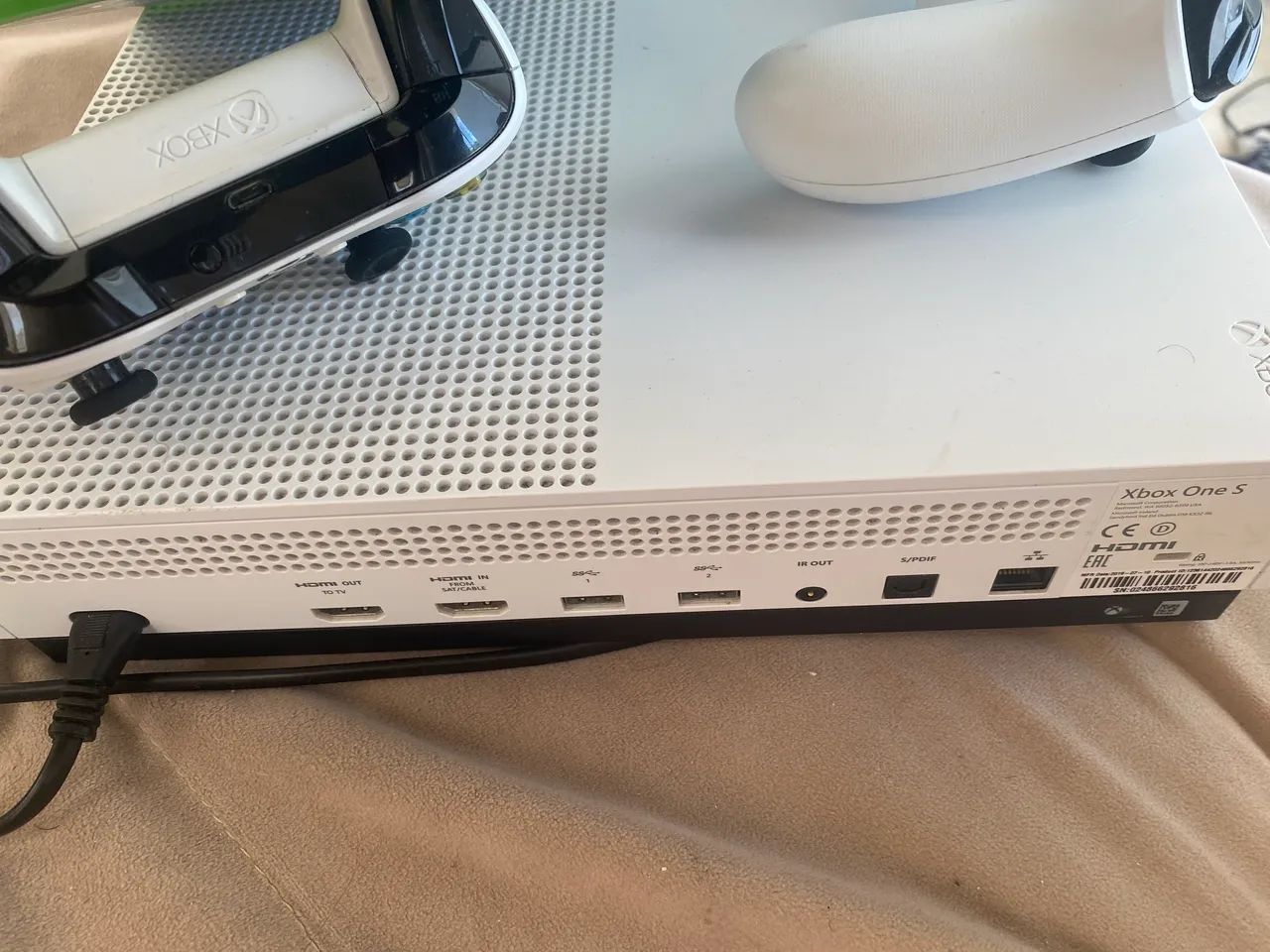 XBOX ONE S 1TB - 2 Controles + GTA v - Com defeito - Foto 4