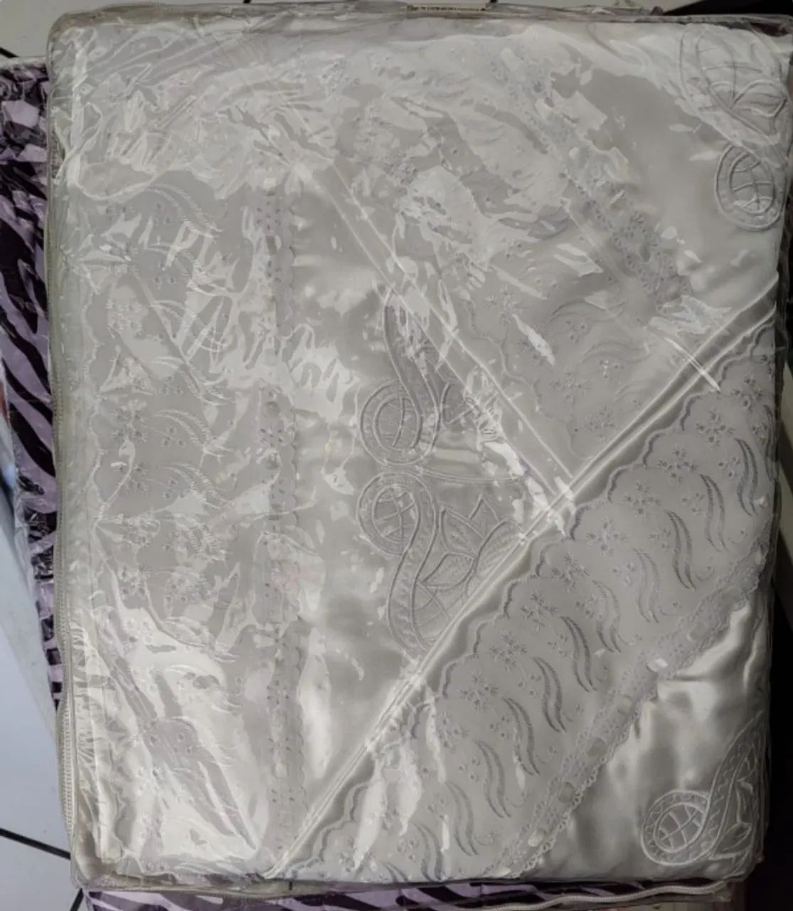Jogo de cama Branco Bordado Elegante - Foto 2