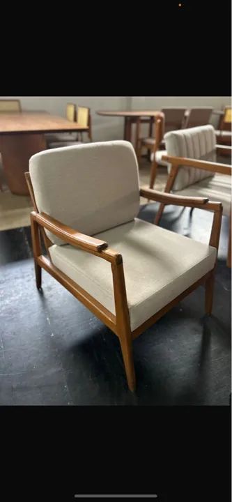 Poltrona de madeira vintage no linho 