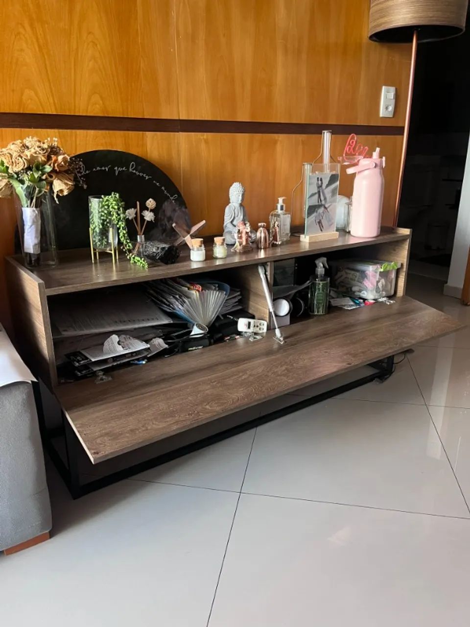 Aparador em MDF com pés em metal estilo industrial