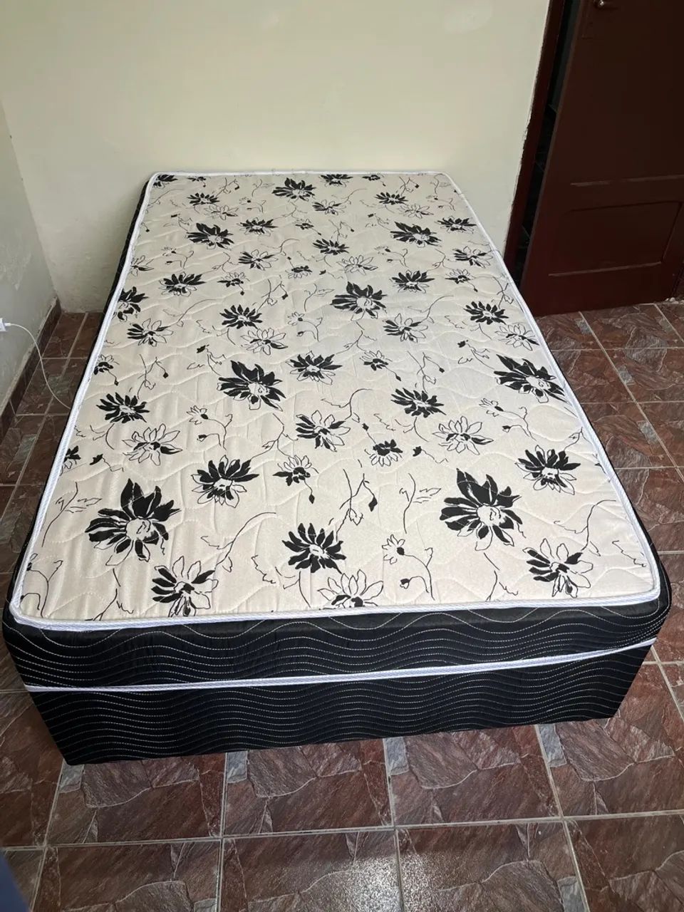 Cama Box Casal com Desenho Floral - Foto 4